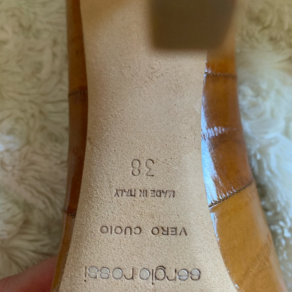 Classic Sergio Rossi heel with matching purse. - Picture 5 of 9